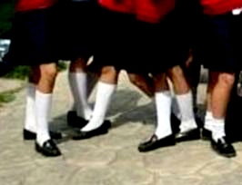 Không nên mặc đồng phục
 đến trường!