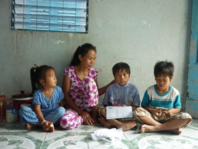 Trao tiền từ thiện