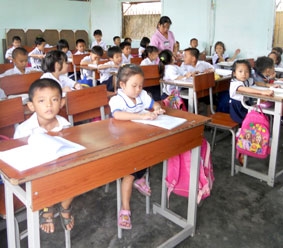 Hàng trăm học sinh học trong các phòng học tạm