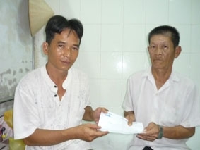 Trao tiền từ thiện