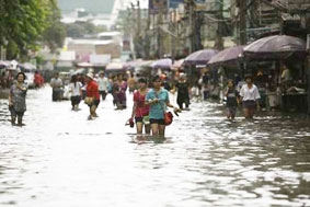 Nước lũ tràn ngập trung tâm Thủ đô Bangkok