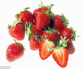 Dâu tây giúp bảo vệ 
dạ dày trước tác hại 
của rượu