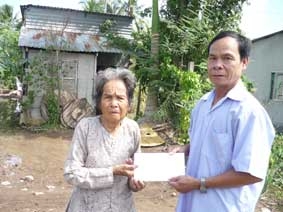 Trao tiền từ thiện