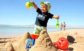 Cho trẻ vui chơi ngoài trời để phòng ngừa cận thị