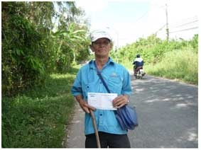 Trao tiền từ thiện