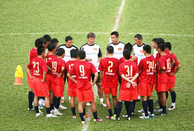 "Chân cứng đá mềm"