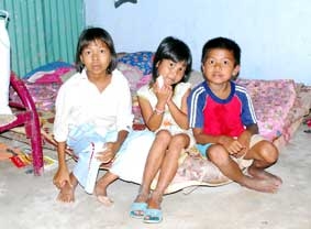 Ba đứa trẻ mồ côi cần được giúp đỡ !