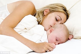 Trẻ nhỏ nên ngủ chung 
với mẹ đến 3 tuổi