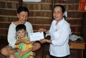 Trao tiền từ thiện