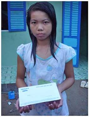 Trao tiền từ thiện