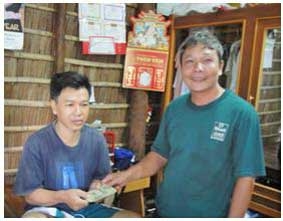 Trao tiền từ thiện