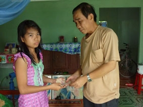 Trao tiền từ thiện