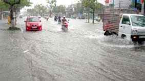 Mưa lớn kết hợp triều cường gây ngập nghẹt nhiều tuyến đường trong nội ô TP Cần Thơ