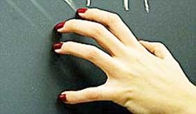 Tại sao chúng ta 
“ê óc” mỗi khi cào móng tay lên bảng?