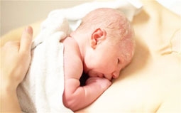 Tại sao trì hoãn cắt rốn tốt cho trẻ sơ sinh?