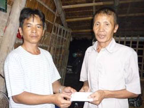 Trao tiền từ thiện