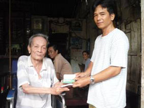 Trao tiền từ thiện