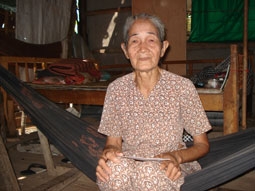 Trao tiền từ thiện