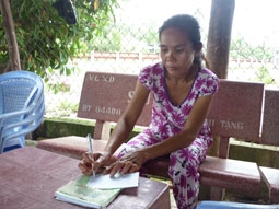 Trao tiền từ thiện