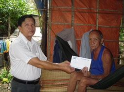 Trao tiền từ thiện