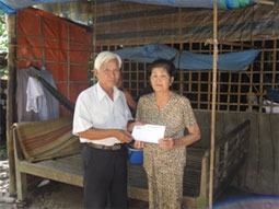 Trao tiền từ thiện