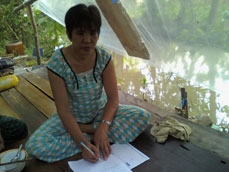 Trao tiền từ thiện