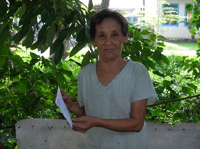 Trao tiền từ thiện