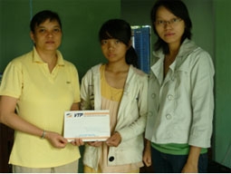 Trao tiền từ thiện