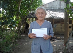 Trao tiền từ thiện