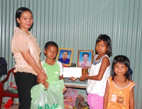 Trao tiền từ thiện