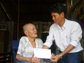 Trao tiền từ thiện