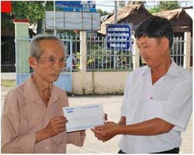 Trao tiền từ thiện