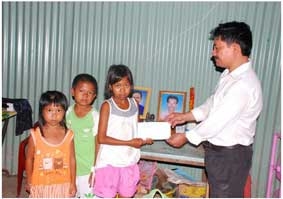 Trao tiền từ thiện