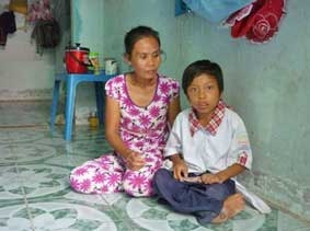 Trao tiền từ thiện