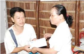 Trao tiền từ thiện