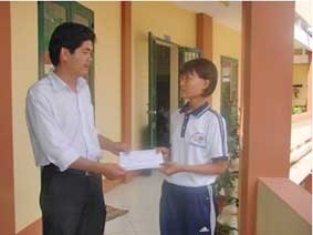 Trao tiền từ thiện