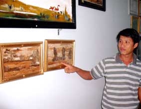 Biến vỏ cây tràm thành những bức tranh độc đáo