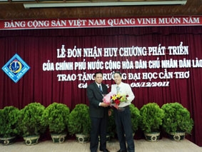 Trường Đại học Cần Thơ đón nhận Huy chương Phát triển 
của Chính phủ CHDCND lào