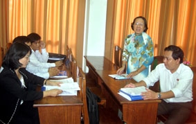 Tập trung thảo luận các 
giải pháp phát triển kinh tế -
xã hội năm 2012