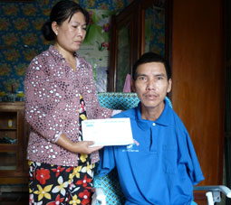 Trao tiền từ thiện