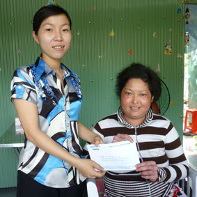 Trao tiền từ thiện