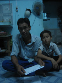 Trao tiền từ thiện