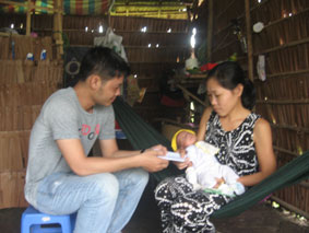 Trao tiền từ thiện