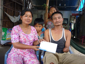 Trao tiền từ thiện