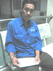 Trao tiền từ thiện