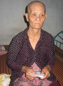 Trao tiền từ thiện