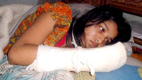 Bangladesh: Muốn đi học, 
bị chồng chặt tay