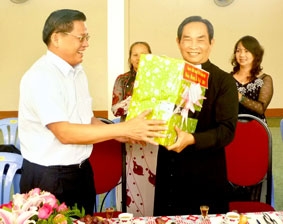 Ban Chỉ đạo Tây Nam bộ thăm các nhà thờ
ở Sóc Trăng nhân dịp Giáng sinh