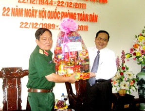 Lãnh đạo TP Cần Thơ thăm, chúc mừng lãnh đạo Bộ Tư lệnh Quân khu 9 và Bộ Chỉ huy Quân sự thành phố