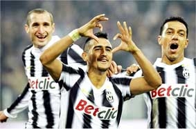 Sân Friuli rực lửa trước kỳ nghỉ đông